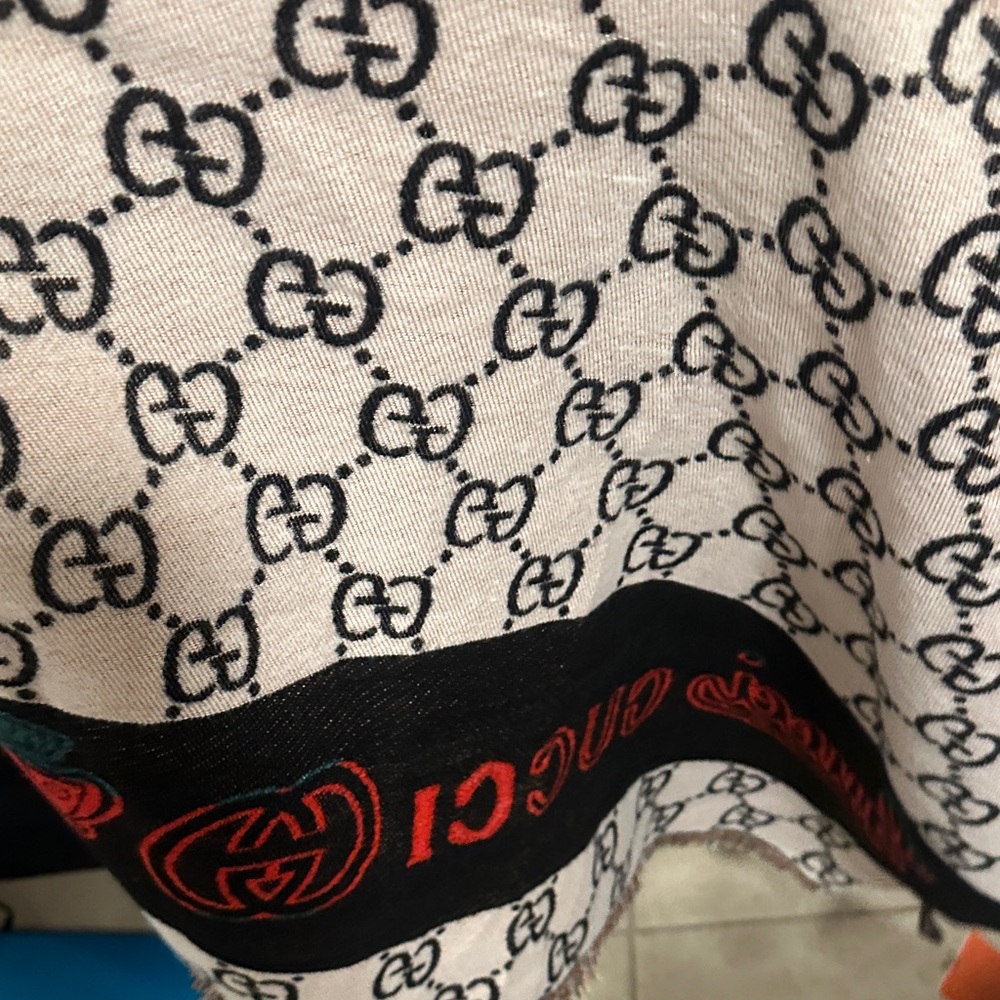 🤩 NWT Gucci Black and Tan reversible Red and Green Logo Scarf - Picture 3 of 6